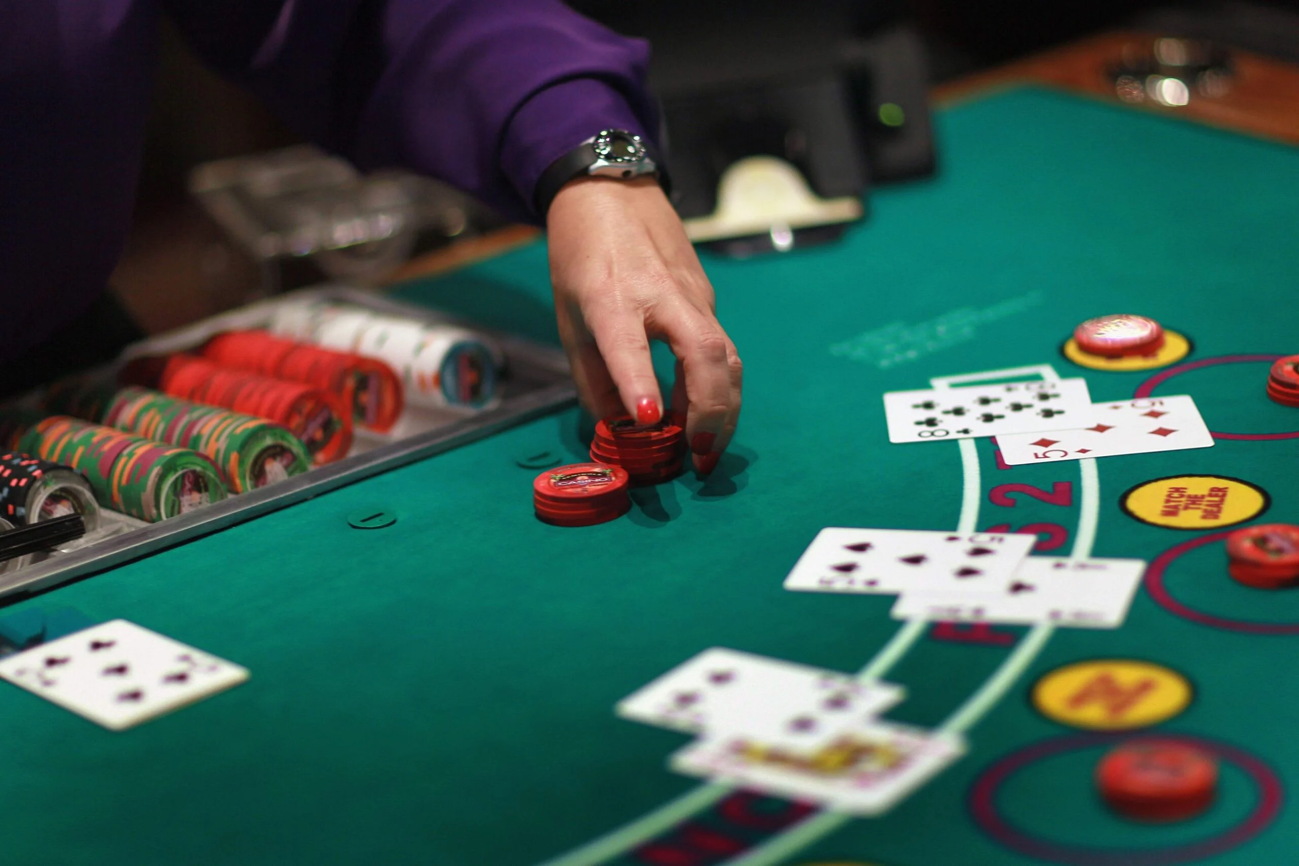 Ilustrasi kartu poker dan dadu